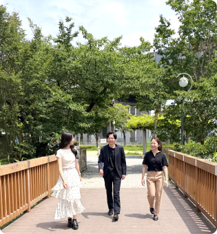 公園を歩くスタッフ