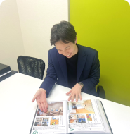 資料を確認するスタッフ